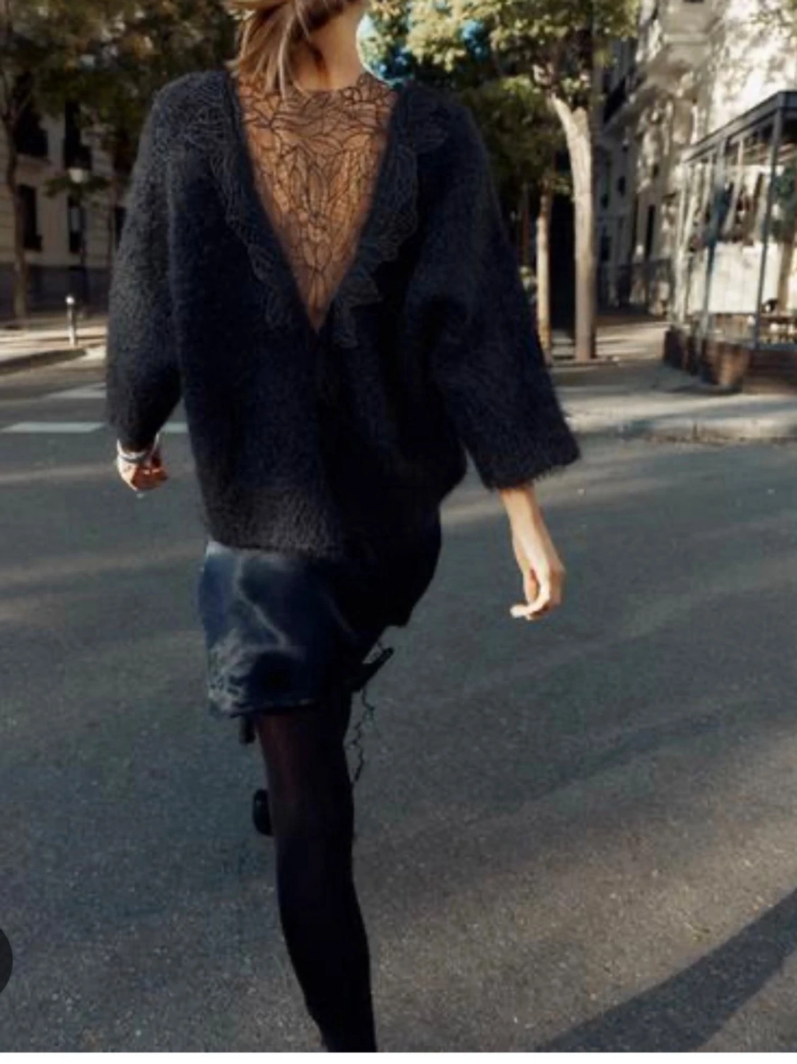 Svart stickad tröja med spetsdetalj