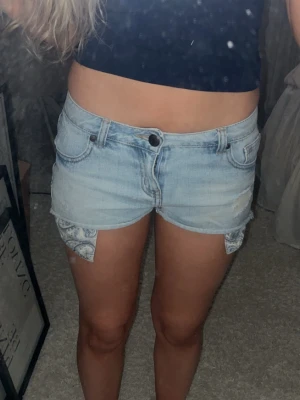 lågmidjade jeansshorts  - jötte fina, i fint skick 🥰 midjemått 34cm men funkar även för lite större storlek. 