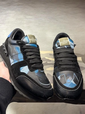 Valentino Rockrunners - Mycket bra skick - storlek 40 - Ett par snygga blå svarta valentino rockrunners i storlek 40 i ny skick, kommer med box och allt annat og 