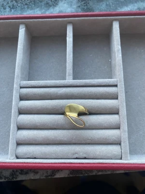 Ring - Jättefin ring från olympia. Den är inte använd så mycket 💕 den är även justerbar!