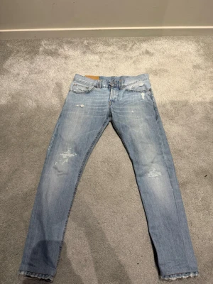 Ljusblå jeans från dondup  - Säljer ett par ljusblå  jeans med slitningar från dondup. Skick: nyskick testade endast. Mått står vid sista bilden. Storlek: 29:32. Postar samma dag eller dagen efter. Hör av er vid frågor 🙌 