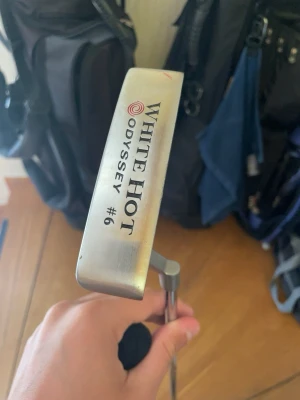 Odyssey White Hot #6 putter - Odyssey White Hot #6 putter i silverfärgat stål med vit insert på klubbhuvudet. Klassisk design med rak form och tydlig logga på sidan. Perfekt för dig som vill ha kontroll på greenen. Headcover finns och klubban är i fint skick. Pris går att diskutera, fler bilder kan skickas om man är intresserad. Tveka inte på att höra av er vid intresse.