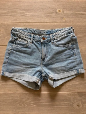 Jeansshorts - Fina blå jeansshorts från H&M i storlek 34, mycket bra skick, inga defekter 