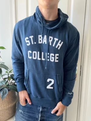 Mc2 saint barth hoodie   - Mc2 saint barth hoodie  - sjukt snygg. Inga defekter! Modellen i bilderna är 180 cm 75 kg och bär Storlek M , Kom med frågor! 🌟 (Kan gå ned i pris vid köp av paket 😉) 