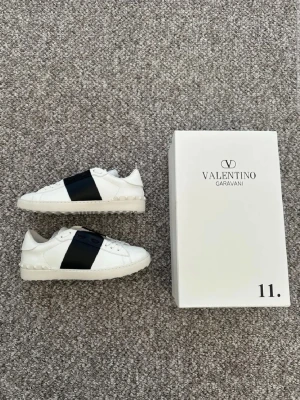 Valentino skor - Feta Valentinos i nyskick med ett billigt pris, perfekta inför den kommande sommaren☀️                                                             Påse samt dustbag ingår, skriv om du har frågor om skorna. Storlek 41 i färgen Svart