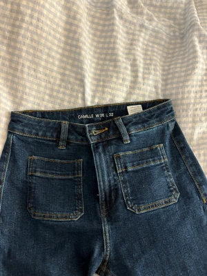 Mid waist/högmidjade jeans Camille W26 L32 - Aldrig använda, alldeles för små på mig som har M så har tyvärr inga bilder på. Nypris 499kr, storlek W26 L32