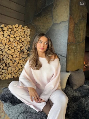 Ljusrosa poncho stickad tröja - Smått luddig, första bild lånad från ginatricot Young insta