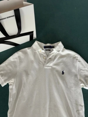 Ralph lauren pike - Vitralph lauren pike köpt på nk i xs Custom slim fit. Nypris ungefär 1300kr