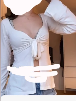 design by Si tröja 😍 - har älskat denna men den kommer tyvärr inte till användning mer! den har blivit smått knottrig och har svaga deodorant fläckar som säkert går att få bort om man lägger tiden❤️ Därför säljer jag den billigt!