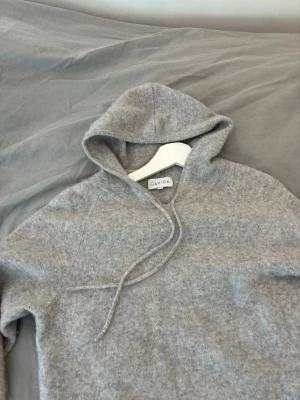 Grå hoodie från Davida i ullmix - Säljer denna sjukt sällsynta kashmire hoodien. Storlek M men sitter som en S. Riktigt bra skick, nypris 1500. Hör av dig vid funderingar! 