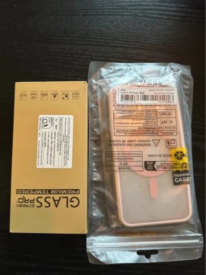 Rosa mobilskal med skärmskydd - Säljer ett stilrent rosa mobilskal med matchande kanter och ett genomskinligt bakstycke. Medföljer gör även ett tempererat glasskydd för extra skydd till mobilen. Perfekt för dig som vill ha både snyggt och praktiskt skydd till din telefon. Iphone 11 pro max