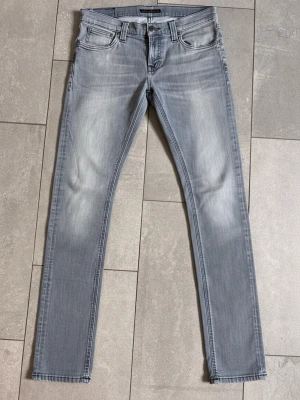 Nudie Jeans  - Gråa Nudie jeans - Storlek W31 L34 - Skick 9/10 - hör av dig vid minsta fundering!