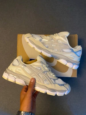 Asics Gel NYC Cream/White - Helt nya Asics gel nyc storlek 43 med box. Perfecta för sommaren med färgen Cream/White. Skriv ifall intresserad 😁
