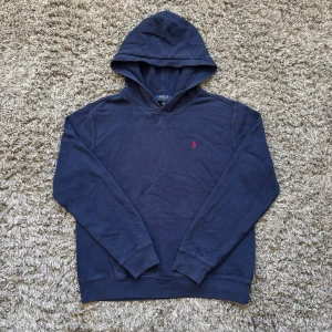 Ralph lauren hoodie - Säljer denna riktigt feta Ralph Lauren hoodie Storlek - XL 18-20  passar S Skick - 9/10 Hör gärna av er vid frågor⭐️