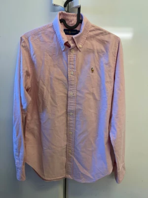 Ralph Lauren skjorta XS - Ralph Lauren skjorta i storlek XS. Köpt på Plick men tyvärr för liten för min son, så säljs vidare. Mycket fint skick. 