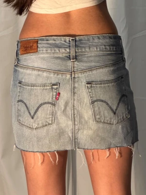 Levis jeanskjol  - Midjemått: 36cm. Längd: 29cm. Kolla in min profil och följ för fler plagg 🙌
