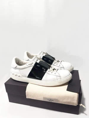 Valentino Open Sneakers  - Populära Valentino Open sneakers, perfekt till sommaren! Fint skick, inga större defekter, 8/10. Alla tillbehör medföljer. Storlek 45. Kontakta mig för fler frågor och funderingar!
