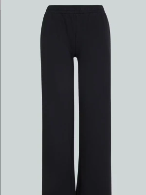 Low mjukisbyxa - Säljer ett par svarta low waist mjukisbyxor från bikbok. De är nyligen köpta och är använda fåtal gånger. Är 173 och de passar mig i längden. Inga defekter och orgpris är 300🤍🙏🏻