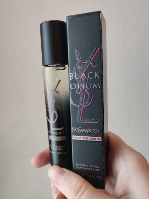 Yves Saint Laurent Black Opium Neon - Yves Saint Laurent Black Opium Neon Perfume. 33ml bottle. New! A great winter/fall fragrance. This bottle comes in 2 different designs. I will send you one of them, or you can choose one. 1 av flaskorna är felmärkt med edt på flaskan. Båda är EDP.
