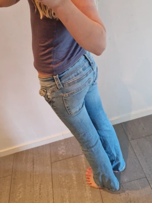 Ljusblå bootcut jeans, Gina Tricot. - Säljer ett par ljusblå jeans från gina tricot med klassisk femficksmodell och bootcut passform. Jeansen har låg midja och vanliga fickor. Perfekta för dig som gillar en avslappnad men trendig stil.