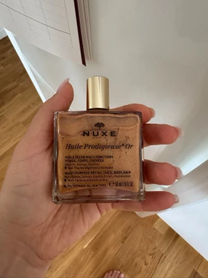 Kroppsolja + blush -  Skimrig kroppsolja från nuxe Och krämig Blush från Anastasia Beverly Hills i färgen Pink, I dahlia. Produkter endast testad.