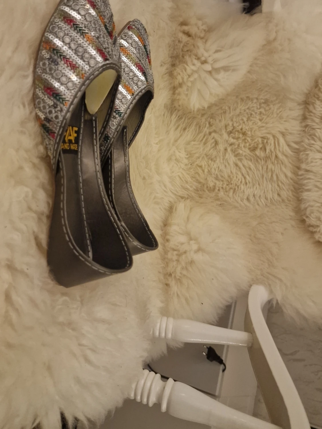 Silvriga loafers med mönster