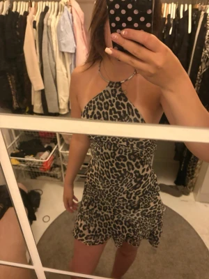 Snygg leopard klänning  - Super snygg festlig klänning! Extra snygg med sin detalj med halsbandet som sitter ihop med klänningen!  I storlek xs!  Från BERSHKA (köpt i Spanien)  Öppen i ryggen!