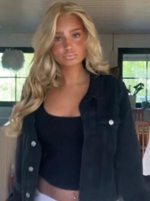 Svart jeansjacka med silverknappar - Snygg svart jeansjacka med klassisk rak passform och silverfärgade knappar framtill. Jackan har bröstfickor och en tidlös look som passar till det mesta. Perfekt för dig som vill ha en stilren och trendig jeansjacka.
