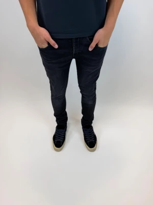 Dondup Jeans George  - Dondup Jeans George! Trendigaste jeansen på marknaden.  Ny pris= 4000 kr Säljs för= 850 kr