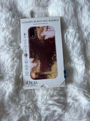 iDeal of sweden skal, Golden Burgundy Marble  - Snyggt mobilskal från iDeal of Sweden i modellen Golden Burgundy Marble. Passar till iPhone XR. (Pris kan diskuteras)