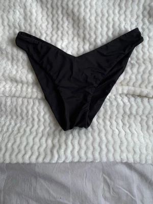 Svarta bikiniunderdelar från Calzedonia - Snygga svarta bikiniunderdelar från Calzedonia i klassisk modell med hög skärning. Tillverkade i mjukt och stretchigt material som sitter bekvämt. Perfekta för strand eller poolhäng och enkla att matcha med olika överdelar.