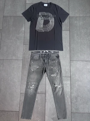 Outfit Dondup t shirt Replay jeans - ‼️Outfit Sale‼️Jeansen är i Storlek 31/32 och t shirt i storlek S. för mer info gå till enskilda annonserna på plaggen i min profil!