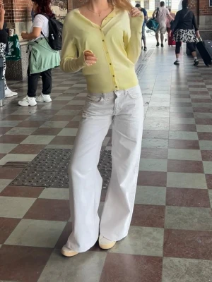 Vita vida jeans från ZARA  - Säljer ett par vita jeans med hög midja och riktigt breda ben. Jeansen har klassisk femficksdesign och raka sömmar. Perfekta för dig som gillar en avslappnad och trendig stil. Materialet känns mjukt och följsamt, troligen bomull med lite stretch.