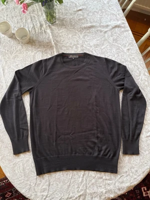 Loro Piana long sleeved t-shirt  - Mörkbrun långarmad T-shirt från Loro Piana I 100% ull. Använd med T-shirt under men funkar hur bra som helst utan. Mjuk och väldigt komfortabel att bära. Passar en M. Liten lagning strax över midjan, märks inte utan noggrann undersökning. 