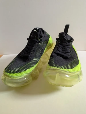 Grounds sneakers painted jewelry w. Bubble sole - For sale: Iconic grounds "Jewelry" sneakers in a bold neon green and black colorway. Designed by Mikio Sakabe, these are the ultimate statement shoes. Size: 38 (24 cm) Condition: see pictures Details: Features the signature thick, transparent bubble sole which provides incredible cushioning and comfort. 