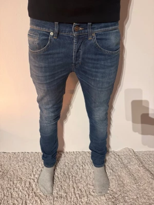 Dondup George Jeans ( Ny Modell ) - | Skick: 10/10 | Färg: Blå | Modell: 174cm 58kg | Vad inkluderas: Enbart Jeansen | Nypris: 2 600kr |