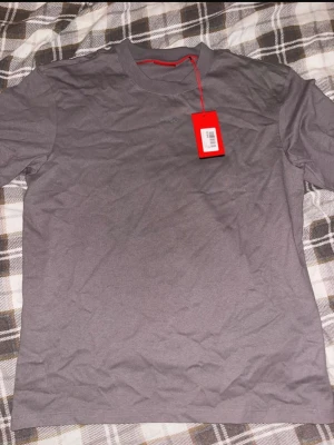 Grå t-shirt från Hugo Boss - Snygg grå t-shirt från Hugo Boss