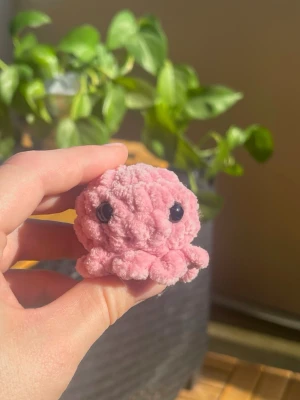 Rosa virkad mini-bläckfisk - Supersöt liten rosa bläckfisk 🐙  Virkad i mjukt polyestergarn. 🧶 Perfekt som dekoration eller present. 🎁 Handgjord och unik, passar dig som gillar gulliga detaljer. 💖