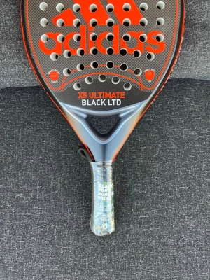 Adidas X5 Ultimate Black LTD padelracket - Hej!  Säljer en X5 Ultimate Black LTD padelrack från adidas. Den väger 371 gram och är helt ny, aldrig använd.   Vill du veta något mer eller vill ha fler bilder så är det bara att skriva! Priset är såklart inte hugget i sten!