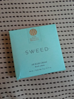 Sweed Air Blush Cream rouge - Helt ny oöppnad airbrush rouge från Sweed. Nypris 375 kr. Sweed Air Blush Cream i färgen 'Euphoria' kommer i en stilren turkos förpackning med struktur. Rouget är en krämig formula som ger en naturlig, fräsch look och har en varm ton. Perfekt för dig som vill ha ett lättapplicerat blush med professionell känsla.