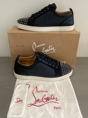christian louboutin sneakers - Näst intill helt nya christian louboutin sneakers i 9/10 skick. Riktigt snygga med en unikt och sällsynt mörkblå modell. Allt tillbehör finns och kan fåra med vid överenskommelse eller fullpris. Jag svarar gärna på frågor och prisförslag mvh