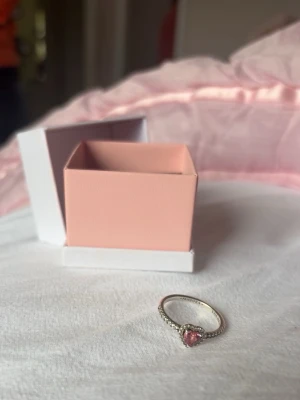 Pandora silverring med rosa hjärta - Någon köp denna och ge till den som förtjänar och håller sitt löfte. Fråga om strlk 