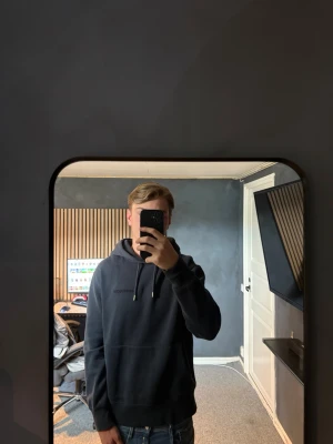 J.lindeberg hoodie  - Jätte fint skick nästintill ny skick, använd kanske 3 gånger av mig strl S ny pris 1080kr mitt pris 750 kan säljas billigare vid en snabb och smidig affär  Bara höra av er om frågor eller annat🤩