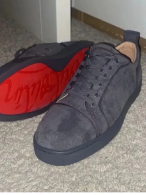 Söker svarta/mörkblåa Christian louboutin - söker svarta/mörkblåa christian louboutin storlek 41 utan taggar. hör av er!