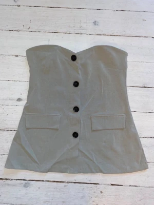 Beige tubtopp med knappar - Beige tubtopp med knappar från Gina