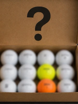 Budget Mystery Bag. 12-pack - 12 blandade golfbollar från välkända märken.  Varje paket innehåller minst 1 premiumboll, exempelvis Pro V1, Pro V1x, TP5, Chrome Soft eller Z-Star.                                                Resterande bollar består av en mix av olika modeller och märken i varierande skick (A–C klass).                                                                         Alla bollar är spelbara och varje box har ett unikt innehåll! ⚠️Begränsat antal tillgängliga just nu.