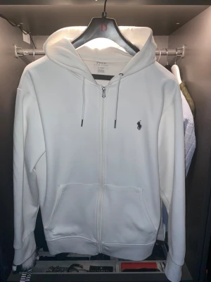 Vit Ralph Lauren tröja - Snygg vit hoodie från Polo Ralph Lauren perfekt inför sommarens kalla nätter. Inga fläckar. Bra skick
