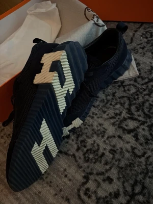 Mörkblå H skor - Snygga mörkblå sneakers från H, snabb affär. Bra skick perfekt inför sommaren. Stiliga skor. Box tillkommer