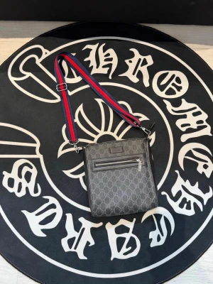 Guscci black messenger sidebag - Never used, in amazing condition. Ask DM for more questions and follow insta to join our giveaways!