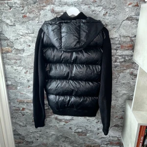 Moncler maglione tricot Cardigan  - Acceptabelt skick, rätt många defekter och därav ett billigare pris, katten har tyvärr klöst upp mycket av framsidan men nästan inget går igenom så syns inte så tydligt när man har den på sig.  Allmänt använd! Storlek M passar dig som är mellan 183-193cm. Nypris ca 12000kr. Modellen är 185 cm, 79 kg. Skriv för mer information!🤝